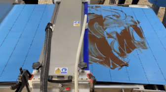 Nettoyage automatique tapis convoyeur en chocolaterie industrielle